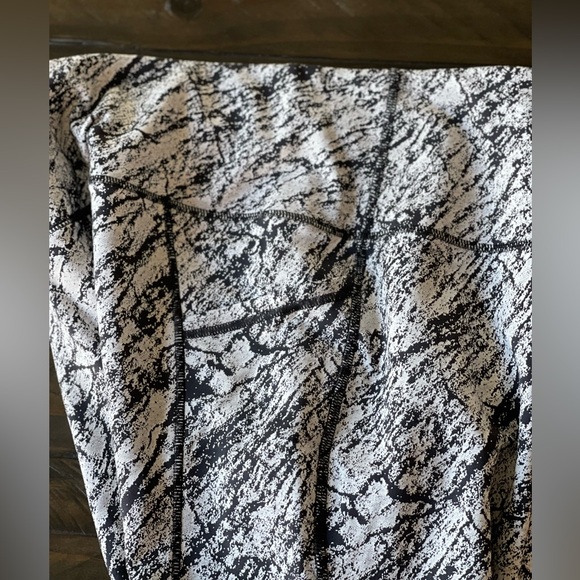 All In Motion Simplicity Marble Print Contour High-Rise 7/8 Leggings size Medium - Picture 6 of 16